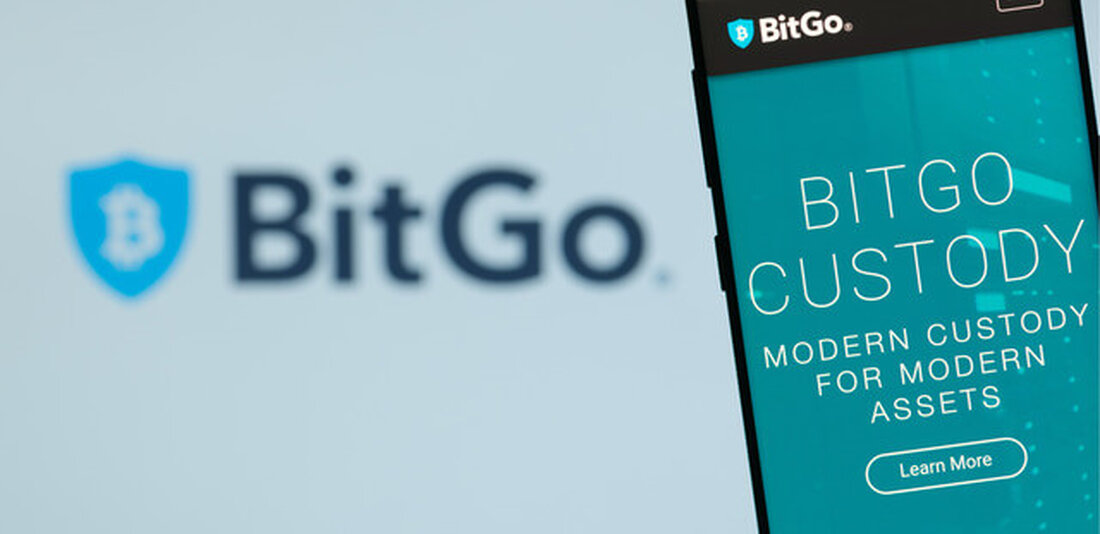 BitGo startet eine globale Plattform, die Handels-, Staking- und Wallet-Lösungen bietet. Privatanwender erhalten Kühllagerung, Selbstverwahrung und nahtlose Überweisungen von Wallet-Geldern. US-Anmeldungen nehmen an einer Verlosung teil, um einen Bitcoin zu gewinnen. BitGo, ein bekannter Verwahrer von Kryptowährungen, hat eine globale Version seiner Lösungen für digitale Vermögenswerte vorgestellt, die auf Privatanleger zugeschnitten sind. Nach über einem Jahrzehnt der Bereitstellung von Dienstleistungen auf institutioneller Ebene erweitert BitGo nun sein Angebot für alltägliche Krypto-Enthusiasten und bietet dabei die gleichen Hochsicherheitsmaßnahmen, die es zu einem vertrauenswürdigen Partner für große Unternehmen und Börsen gemacht haben. Die Einzelhandelsplattform von BitGo Die neue Plattform, am 2. Dezember …