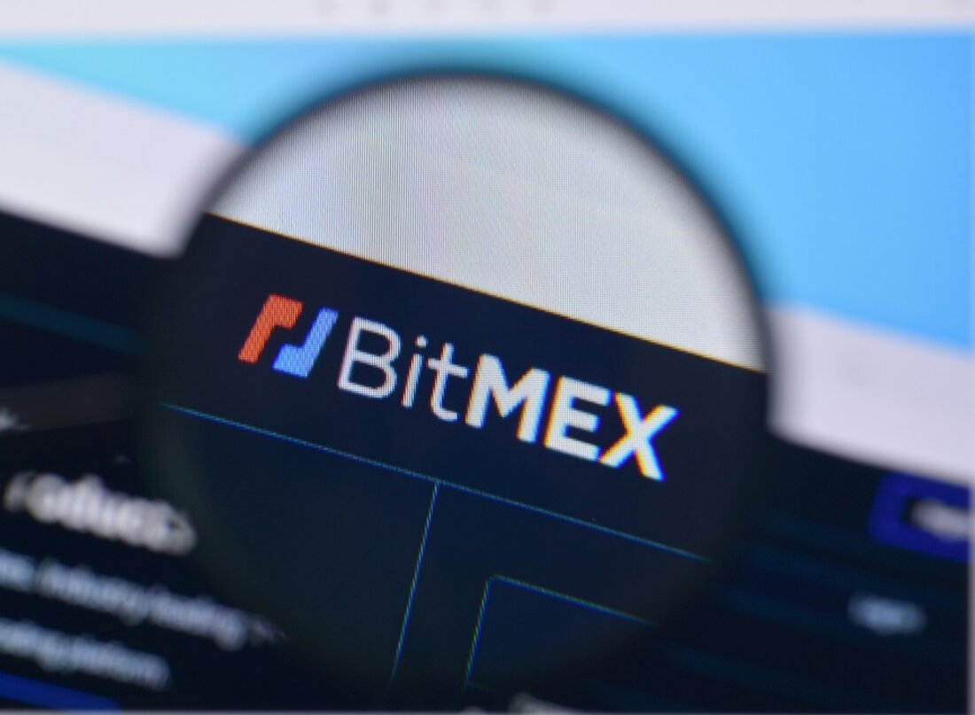 Die auf den Seychellen ansässige Krypto-Börse hat heute ihre Spot-Handelsplattform vorgestellt Das BitMEX-Gründungstrio wurde kürzlich wegen illegaler Geschäfte in den USA mit einer Geldstrafe von 30 Millionen US-Dollar belegt Die BitMEX-Börse ermöglicht es Händlern jetzt, Krypto-Assets zu kaufen und zu verkaufen, die auf ihrer neu eingeführten Spot-Handelsplattform angeboten werden. Bis heute unterstützte die Börse den Spot-Kryptohandel nicht, obwohl sie vor mehr als einem halben Dutzend Jahren gegründet und in über 100 Ländern verbreitet wurde. „Heute ist BitMEX einen Schritt näher daran, unseren Benutzern ein vollständiges Krypto-Ökosystem zum Kauf, Verkauf und Handel ihrer bevorzugten digitalen Assets bereitzustellen“, so CEO sagte Alexander …