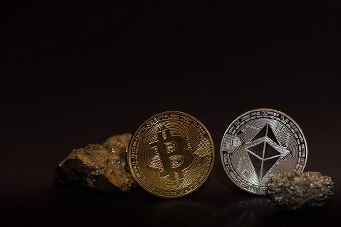 Bitcoin-ETFs verzeichneten Nettozuflüsse in Höhe von 5 Milliarden US-Dollar, während Ether-ETFs Nettoabflüsse in Höhe von 500 Millionen US-Dollar verzeichneten. BlackRock führt den IBIT mit über 224 Millionen US-Dollar an einem einzigen Tag an und hält derzeit über 350.000 BTC. Ether-ETFs haben aufgrund von Liquiditätsproblemen und Abflüssen von Grayscale in Höhe von 2,5 Milliarden US-Dollar zu kämpfen. Aktuelle Trends auf dem Markt für börsengehandelte Fonds (ETFs) für Kryptowährungen haben deutliche Unterschiede in der Performance von Bitcoin- und Ether-ETFs aufgezeigt. Vergleichen Bitcoin ETF Flow-Daten Zu Ethereum ETF Flow-Daten Laut Farside Investors haben Ether-Spot-ETFs im Vergleich zu ihren Bitcoin-Pendants nicht überzeugt. Seit ihrer &hellip;