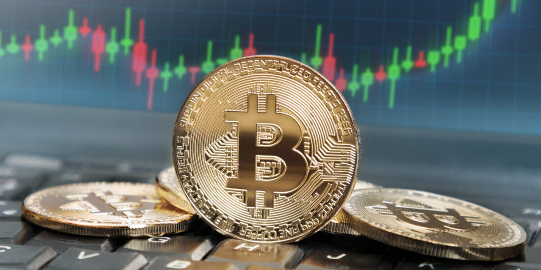 Quelle: Bitcoin BTC Politische Unruhen in Kasachstan haben die Hash-Rate beim Bitcoin-Mining um 13 Prozent gesenkt und BTC auf 43.000 US-Dollar gesenkt. Aufgrund einer Verdoppelung der Kraftstoffpreise kam es zu Unruhen, die zum Rücktritt der Regierung und einer Abschaltung des Internets führten. Die weit verbreiteten Unruhen in Kasachstan haben die Bitcoin-Mining-Hash-Rate um 13,4 Prozent sinken lassen. Berichten zufolge kam es zu heftigen Protesten, als die Regierung am 1. Januar die Preisobergrenzen für Flüssiggas (LPG) aufhob. Beamte argumentierten, dass die damals niedrigeren Preise für den Energiesektor des Landes nicht tragbar seien. Die Preise verdoppelten sich über Nacht, wobei verunsicherte Bürger in …
