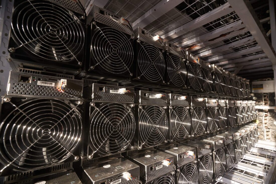 Marathon Digital (MARA) hat seine 93 Millionen geschürften KAS im Wert von 15 Millionen US-Dollar bekannt gegeben. Der Bitcoin-Miner sagt, der Vorgang sei Teil der Diversifizierung seiner Einnahmequellen. Marathon wird im dritten Quartal 2024 die volle Leistung von 60 Petahash KAS bereitstellen. Das Bitcoin (BTC)-Mining-Unternehmen Marathon Digital hat angekündigt, dass es jetzt Kaspa (KAS) schürft, eine Layer-1-Proof-of-Work (PoW)-Münze. In einem Pressemitteilung Marathon Digital gab in einer heute veröffentlichten Mitteilung bekannt, dass das Unternehmen im Rahmen seiner Mining-Aktivitäten bis zum 25. Juni 93 Millionen KAS geschürft habe. Der Wert der geschürften Kaspa-Token betrug zu diesem Zeitpunkt rund 15 Millionen US-Dollar. Marathon …