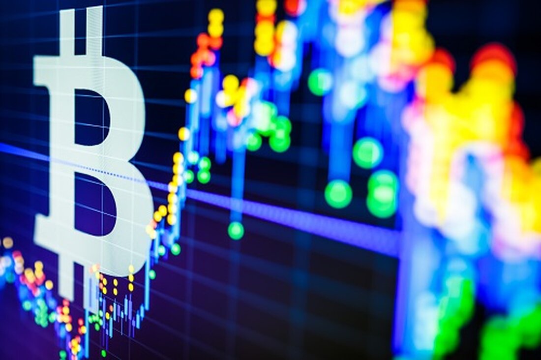 Der US-Spotmarkt für börsengehandelte Bitcoin-Fonds setzte seine jüngste Abflussserie fort und floss am 24. Dezember weitere 338,4 Millionen US-Dollar ab. US-Spot-Bitcoin-ETFs verzeichneten in den letzten vier Handelstagen nun Nettoabflüsse. Der Trend fiel mit der Tatsache zusammen, dass der BTC-Preis mit Abwärtsdruck zu kämpfen hatte, seit er von seinem Allzeithoch über 108.000 US-Dollar gefallen war. Am Dienstag erholte sich Bitcoin von den Intraday-Tiefstständen von 94.000 US-Dollar und wurde über 98.000 US-Dollar gehandelt. Daten von SosoValue zufolge verzeichneten die Händler jedoch Nettoabflüsse von über 338 Millionen US-Dollar, sodass sich der Gesamtbetrag, der in den vier Tagen aus börsengehandelten US-Spot-Bitcoin-Fonds abgezogen wurde, auf …