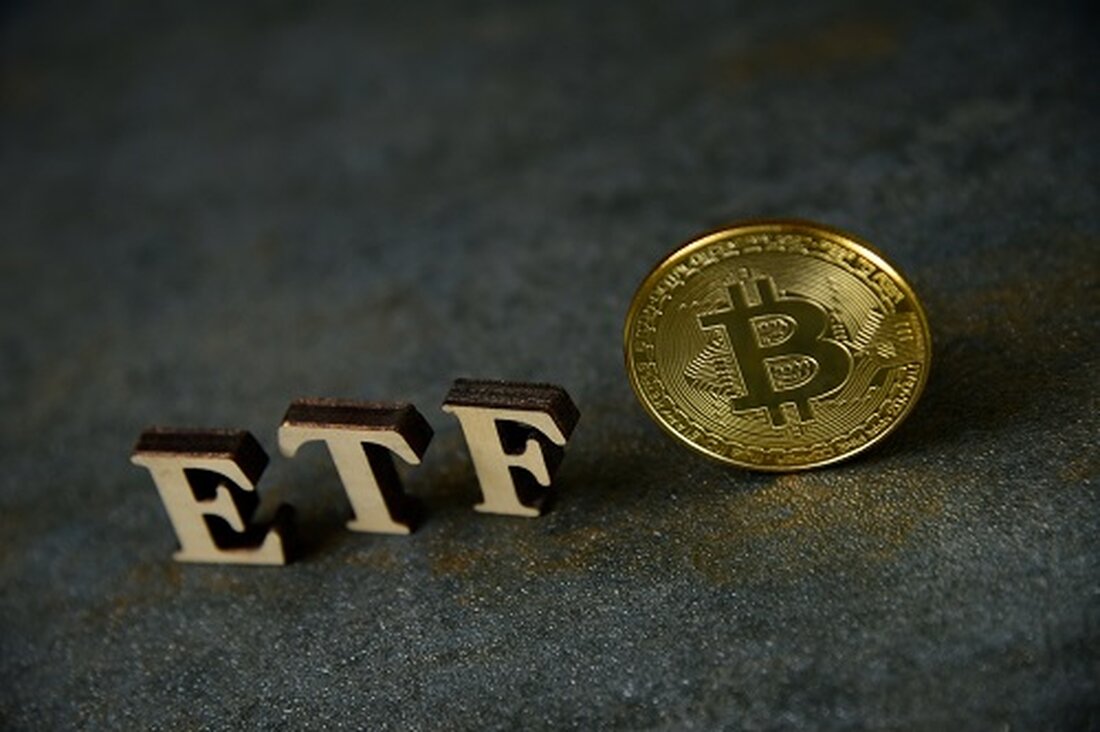 IBIT von BlackRock zog mit über 600 Millionen US-Dollar am meisten an, gefolgt von FBTC von Fidelity mit 301 Millionen US-Dollar Die 12 Spot-Bitcoin-ETFs haben seit ihrer Einführung im Januar zusammen 30,35 Milliarden US-Dollar eingebracht Die börsengehandelten US-Spot-Bitcoin-ETFs verzeichneten gestern Nettozuflüsse in Höhe von insgesamt 1 Milliarde US-Dollar pro Tag, während sich Bitcoin der 100.000-Dollar-Marke näherte. Den Angaben zufolge verzeichnete der iShares Bitcoin Trust (IBIT) von BlackRock mit 608,41 Millionen US-Dollar die meisten Zuflüsse SoSoValue-Daten. FBTC von Fidelity folgte mit 300,95 Millionen US-Dollar. Der Bitcoin-ETF von Bitwise brachte 68 Millionen US-Dollar ein und der ARKB von Ark und 21Shares brachte …