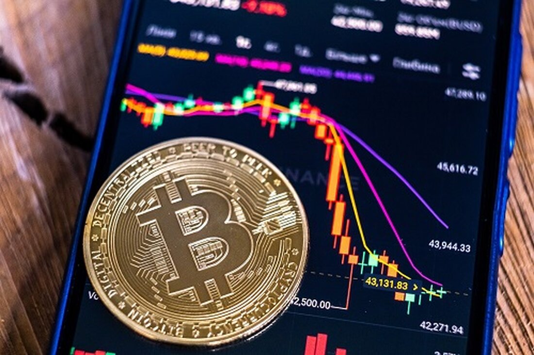 TLDR Die Erfolgsbilanz von Bitcoin und spannende zukünftige Entwicklungen geben Anlegern Hoffnung. Solana und NuggetRush sind unterbewertete Kryptowährungen, die man für Investitionen in Betracht ziehen sollte. NuggetRush ist ein vielversprechendes ICO-Projekt, das in der Vorverkaufsphase voraussichtlich um 100 % und nach dem Start um 2.000 % wachsen wird. Bitcoin (BTC) wird oft synonym mit Kryptowährung verwendet. Dies liegt daran, dass es sich um die erste Kryptowährung der Welt handelt. Seit seiner Einführung wurden jedoch mehrere andere Kryptowährungen eingeführt. In letzter Zeit haben Anleger ihre Aufmerksamkeit auf wettbewerbsfähige Token wie Solana (SOL) und gerichtet NuggetRush (NUGX). Diese Münzen sind viel billiger …