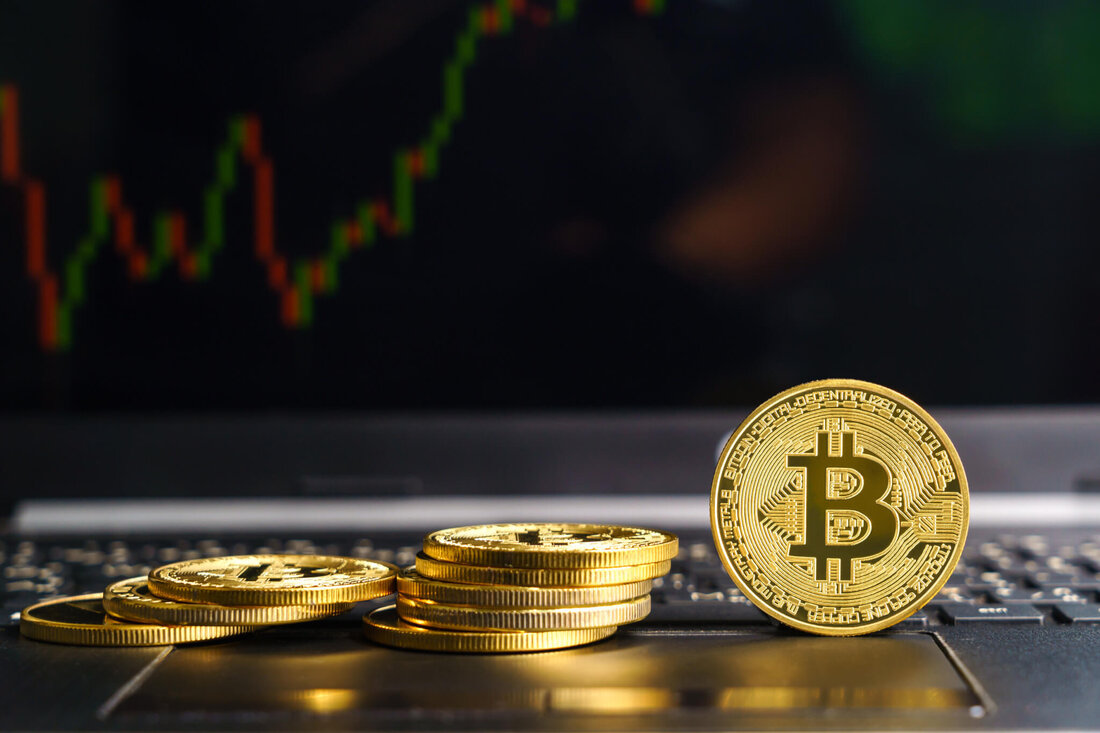 BTC Inc., Organisator der Bitcoin-Konferenz, hat bekannt gegeben, dass die Xapo Bank als Titelsponsor für Bitcoin 2024 unterschrieben hat. Xapo Bank ist die einzige voll lizenzierte Bank, die ihren Mitgliedern das Banking mit Bitcoin einfach macht. Dieses Sponsoring unterstreicht das Engagement der Bank für Innovation, die Einführung von Bitcoin und die Weiterentwicklung von Retail-Banking-Lösungen im Kryptowährungsbereich. Die 2013 gegründete Xapo Bank hat sich von einer E-Geldbörse zu einer Bitcoin-fokussierten, digital geprägten Bank entwickelt, die von der Gibraltar Financial Services Commission reguliert wird. Mit ihren einzigartigen Zahlungskanälen und ihrem umfassenden Angebot an Bankdienstleistungen bietet die Xapo Bank ihren Mitgliedern in nahezu …