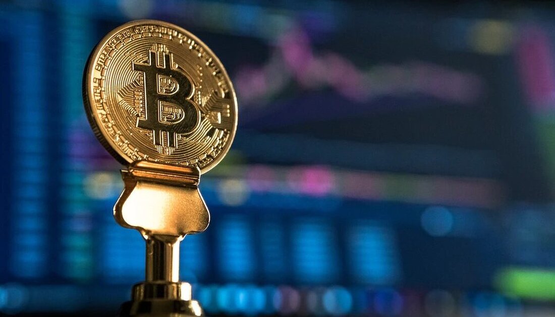 El Salvador Präsident Bukele hat einige kühne Bitcoin-Prognosen für das Jahr 2022 gemacht, die belegen, dass Bitcoin das mit Spannung erwartete Kursziel von 100.000 USD erreichen wird. Seit der Einführung von Bitcoin als gesetzliches Zahlungsmittel ist die Regierung von Bukele daran interessiert, die Bitcoin-Dips zu kaufen und hält jetzt mehr als 1.300 BTC in ihren Schatzkammern. Es ist ein neues Jahr und obwohl Bitcoin am Ende des Jahres viele enttäuscht hat, herrscht in der Krypto-Community Optimismus im neuen Jahr. Einer von denen, die erwarten, dass Bitcoin wieder auf die Siegerstraße zurückkehrt, ist der Präsident von El Salvador, Nayib Bukele. Der …