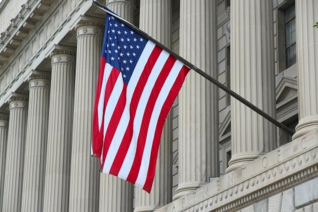 Bitcoin stieg am Donnerstag inmitten der optimistischen Stimmung rund um Donald Trumps Wahlsieg auf ein neues Allzeithoch von über 76.600 US-Dollar. Auch die Entscheidung der Federal Reserve, die Zinsen um 25 Basispunkte zu senken und eine weitere Straffung anzukündigen, gab den Märkten Auftrieb. Analysten sagen, dass der Zufluss von „billigem Kapital“ den Bullenmarkt verstärken könnte. Bitcoin stieg den dritten Tag in Folge und erreichte ein neues Allzeithoch von über 76.000 US-Dollar. Laut Daten von CoinGecko erreichte die Flaggschiff-Kryptowährung am 7. November an den wichtigsten Börsen einen Höchststand von 76.677 US-Dollar. Dies geschah, nachdem BTC am 5. November mit der Nachricht, …