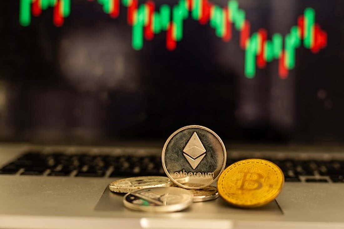 Bitcoin, Ethereum und XRP wurden am Montag niedriger gehandelt, da Nachrichten im Zusammenhang mit FTX zu einem Einbruch von Solana führten. Analysten weisen darauf hin, dass ein mögliches Todeskreuz für BTC eine schlechte Nachricht für den Markt sei. Der Kryptomarkt erlebt einen weiteren Tag Abwärtsdruck, da die wichtigsten Altcoins Schwäche zeigen. Bitcoin, das gegen Ende letzter Woche höher gehandelt wurde, ist unter 26.000 US-Dollar zurückgefallen und könnte wichtige Niveaus nahe 25.000 US-Dollar erreichen. Unterdessen kämpft Ethereum darum, die Preise nahe 1.600 US-Dollar zu halten, und nachdem XRP alle Gewinne aus dem Gerichtssieg im Juli aufgegeben hatte, testete es am Montagmorgen &hellip;