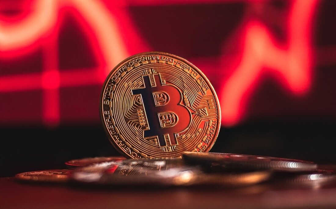 Der Bitcoin-Kurs auf Coinbase fiel während der US-Handelssitzung auf einen Tiefststand von 57.700 USD. Analysten gehen davon aus, dass eine weitere Schwäche wahrscheinlich ist. Hier ist ihre Einschätzung Zum Zeitpunkt des Schreibens wurde Bitcoin (BTC) an den wichtigsten Kryptobörsen für rund 58.486 USD gehandelt. Der Preis des digitalen Vermögenswerts hatte jedoch an der US-amerikanischen Kryptobörse Coinbase aufgrund neuen Verkaufsdrucks einen Tiefststand von 57.700 USD erreicht. Insbesondere hatte der Kryptoanalyst Miles Deutscher vor diesem jüngsten Dump eine Beobachtung gemacht: In den letzten Wochen sind die Preise während der asiatischen Handelszeiten gestiegen und während der US-Handelszeiten gefallen. „Asien bietet, Amerika verkauft“, so …