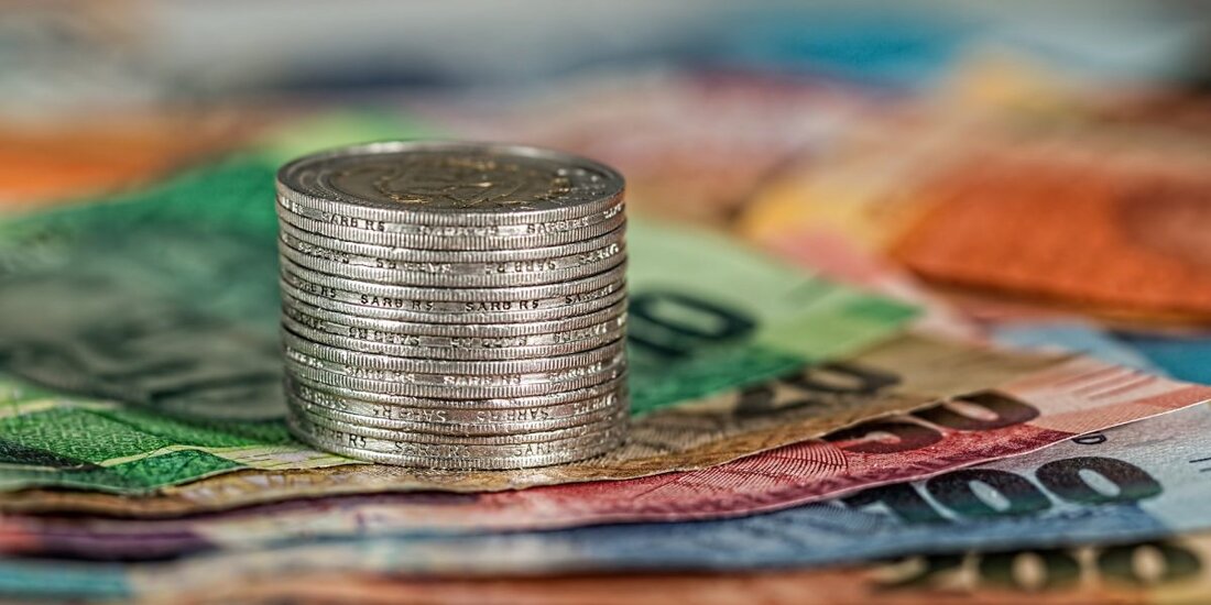 Austin hat Ende letzter Woche zwei neue Resolutionen verabschiedet, von denen eine die Stadt anweist, die Verwendung von Bitcoin bei Finanztransaktionen wie Steuerzahlungen zu untersuchen. Die Stadt möchte auch den Einsatz der Blockchain-Technologie untersuchen, wobei ein Stadtratsmitglied verriet, dass Austin sich seit vier Jahren mit der Technologie befasst. Das Rennen um Amerikas ultimative Kryptostadt hat sich weiter verschärft, da die Akzeptanz in den USA zunimmt. Austin hat den jüngsten Schritt unternommen und zwei neue Resolutionen genehmigt, die darauf abzielen, Bitcoin und Blockchain in den Mittelpunkt der Operationen der Stadt zu stellen. Die Erste Die Resolution, die von Stadtratsmitglied MacKenzie Kelly …