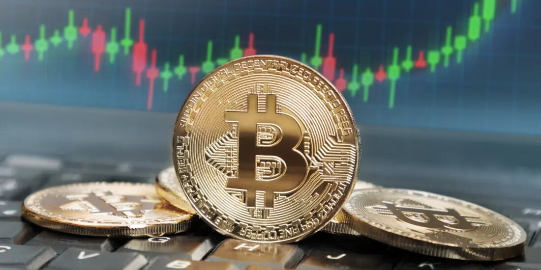 Quelle: Bitcoin BTC PlanB, das dem Stock-to-Flow-Modell immer noch treu bleibt, sagt, dass Bitcoin bis 2023 100.000 $ erreichen könnte. Bloomberg-Analysten sagen, dass das Krypto-Asset einem Muster folgt, das $53.000 und mehr prognostiziert. Während Bitcoin (BTC) um die 40.000-Dollar-Marke schwankt, haben die Kryptoanalysten von PlanB und Bloomberg ihre jeweiligen Prognosen für den digitalen Vermögenswert abgegeben. Ersteres ist bekannt für die Erstellung des beliebten Bitcoin-Preisindikators – des Stock-to-Flow (S2F)-Modells. Eine Zeit lang hat sich das Modell einen guten Ruf aufgebaut, bis März-Juli 2020, direkt nach der dritten Halbierung. Bitcoin schaffte es, das Modell im Januar 2021 einzuholen, nur um sich von …