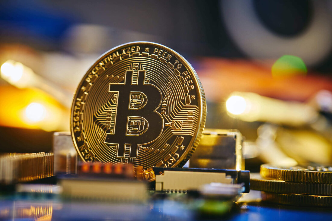 Der Analyst von Standard Chartered sieht für Bitcoin in diesem Jahr ein weiteres Plus von 60 %. Geoff Kendrick erläuterte heute in einer Forschungsnotiz seine optimistische Sicht auf BTC. Bitcoin ist seit Beginn des Jahres 2023 bereits um satte 85 % gestiegen. Laut einem Analysten von Standard Chartered ist die massive Rallye von Bitcoin seit Anfang dieses Jahres nur ein Tropfen auf den heißen Stein im Vergleich zu ihrer Entwicklung. BTC könnte dieses Jahr um weitere 60 % steigen Am Montag sagte Geoff Kendrick, dass die weltweit größte Kryptowährung bis Ende 2023 weiter auf 50.000 US-Dollar steigen könnte, was auf …