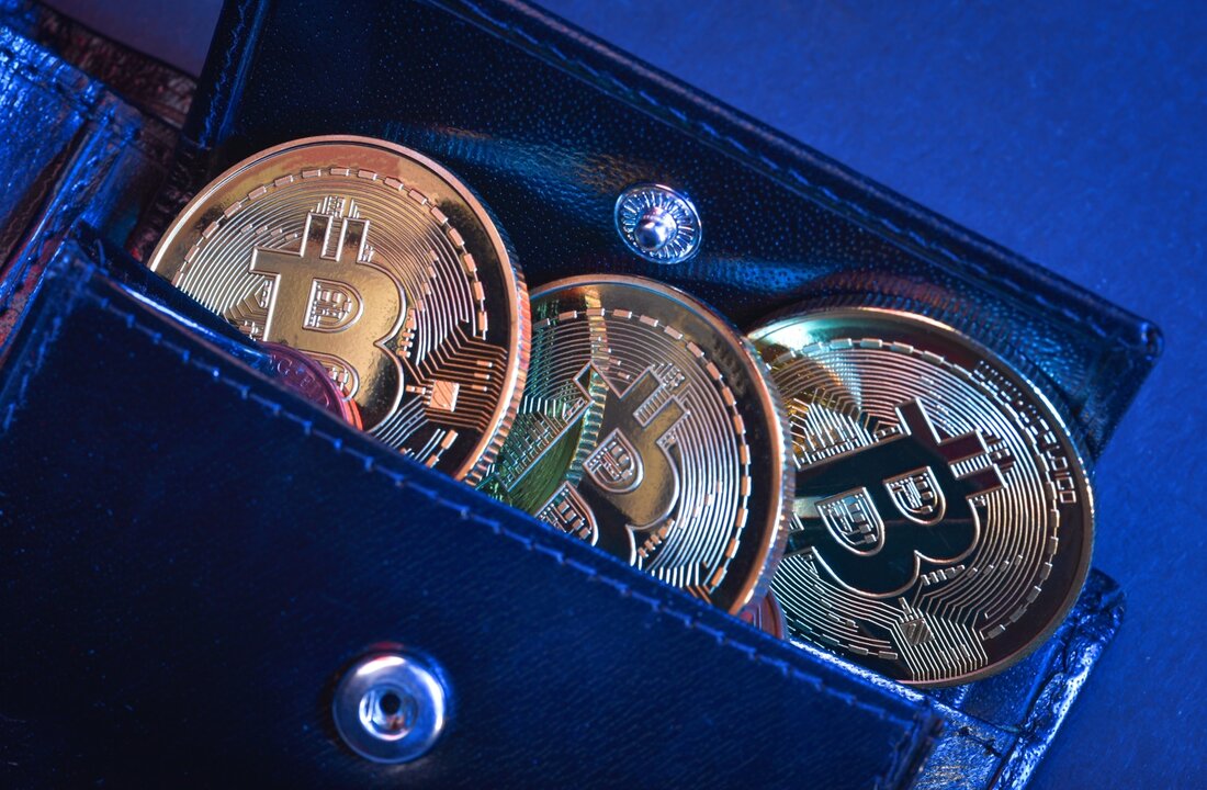 Sam Bankman-Fried sorgte in den sozialen Medien für Aufsehen, nachdem er Bemerkungen über die Unfähigkeit von Bitcoin gemacht hatte, Millionen von Transaktionen pro Sekunde effizient zu unterstützen Er glaubt jedoch, dass die Flaggschiff-Kryptowährung als Wertaufbewahrungsmittel dienen kann FTX-CEO Sam Bankman-Fried hat sich Anfang dieser Woche in die Diskussion über das Bitcoin-Dienstprogramm eingemischt. Der Krypto-Unternehmer bemerkte, dass die Vorstellung, dass Bitcoin Zahlungen in die Zukunft erleichtern könnte, falsch sei. In einer kürzlichen Interview mit Financial Times, Bankman-Fried erklärte, dass Bitcoin das Maß an Skalierbarkeit fehlt, das erwünscht ist, um eine Akzeptanz als Zahlungsnetzwerk im Massenmaßstab zu erreichen. „Dinge, mit denen Sie …