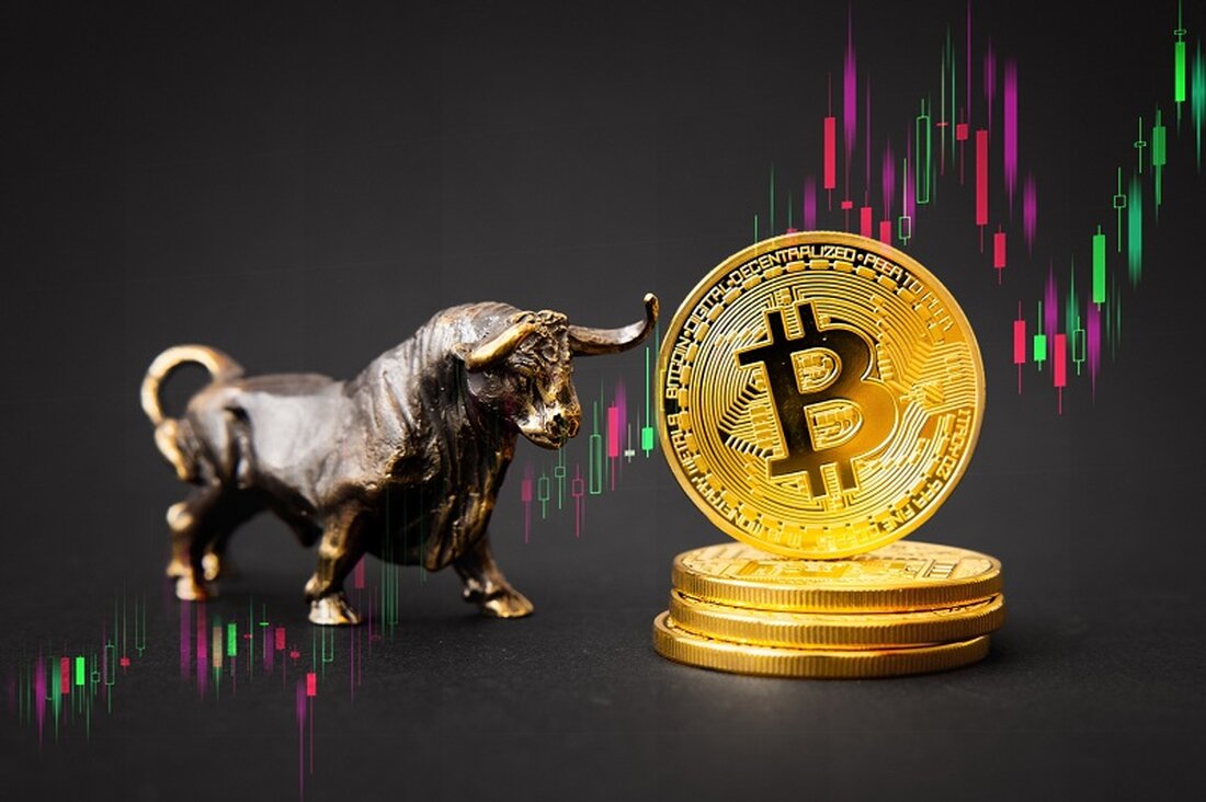Es ist das erste Mal seit Juni letzten Jahres, dass der Bitcoin-Preis über 30.000 $ liegt. Der Anstieg erfolgt nach einer einmonatigen Konsolidierung um 28.000 $. Analysten hatten ein Unterstützungsniveau bei 25.000 $ und ein Widerstandsniveau bei 30.000 $ festgelegt. Der Bitcoin-Preis stieg am frühen Montag auf über 30.100 $ und lag den größten Teil des Morgens über diesem Niveau. Es erreichte ein Tageshoch von 30.160,48 $, wurde aber zum Zeitpunkt der Drucklegung bei 30.126 $ gehandelt. Es ist das erste Mal seit Juni 2022, dass Bitcoin 30.000 $ erreicht hat und damit den Bull Run zementiert, den die Kryptowährung …