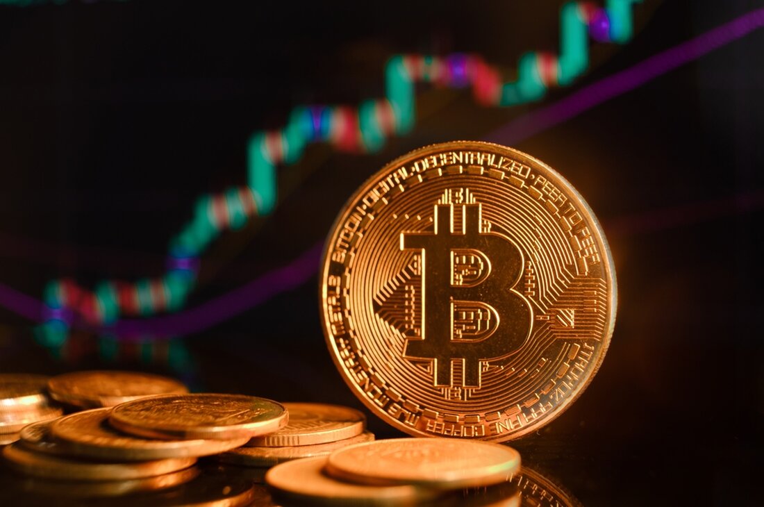 CryptoQuant prognostiziert, dass die Marktkapitalisierung von Bitcoin 900 Milliarden US-Dollar erreichen könnte, wenn Bitcoin-Spot-ETFs zugelassen werden. Der Bericht prognostiziert auch, dass der gesamte Kryptomarkt um 1 Billion US-Dollar wachsen könnte. Die verschiedenen Spot-Bitcoin-ETFs könnten bis März 2024 genehmigt werden, was eine neue Ära der Krypto-Einführung einläutet. In einem aktuellen Bericht enthüllte das Datenanalyseunternehmen CryptoQuant überzeugende Erkenntnisse über die möglichen Auswirkungen von Bitcoin-Spot-Exchange-Traded-Fonds (ETFs) auf den Kryptowährungsmarkt. Der Bericht legt nahe, dass diese ETFs im Falle ihrer Genehmigung ein erhebliches Wachstum im Kryptoraum auslösen könnten, wodurch die Marktkapitalisierung von Bitcoin auf unglaubliche 900 Milliarden US-Dollar steigen und der gesamte Kryptomarkt um …