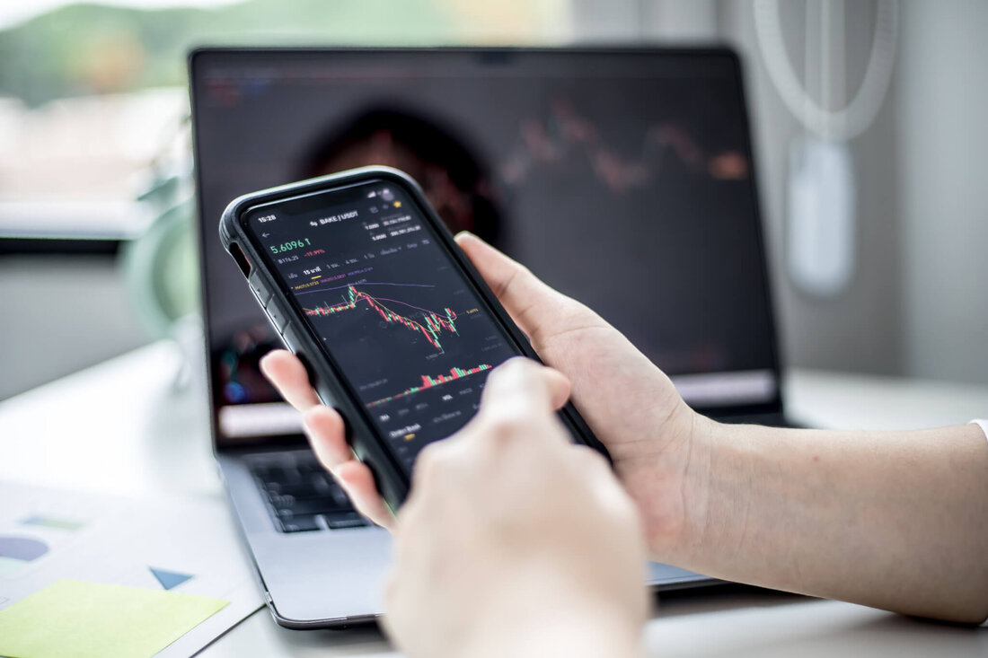 Bitget hat am Dienstag sein natives Produkt „Crypto Loans“ eingeführt. Es wird erwartet, dass die digitale Kreditvergabe mit einer jährlichen Wachstumsrate von 20,5 % zunehmen wird. Singapur und Thailand haben kürzlich die Krypto-Kreditvergabe verboten. Bitget – eine auf den Seychellen ansässige Handelsplattform für digitale Vermögenswerte – startete am Dienstag „Crypto Loans“, um sein Debüt im Kreditbereich zu geben. Folgendes wissen wir bisher Das neue Produkt richtet sich insbesondere an Nutzer, die mit den traditionellen Kreditinstituten nicht vollständig zufrieden sind. Laut Gracy Chen – der Geschäftsführerin von Bitget: Nutzer haben nun die Möglichkeit, weniger nachgefragte Coins zu setzen und so Kredite …
