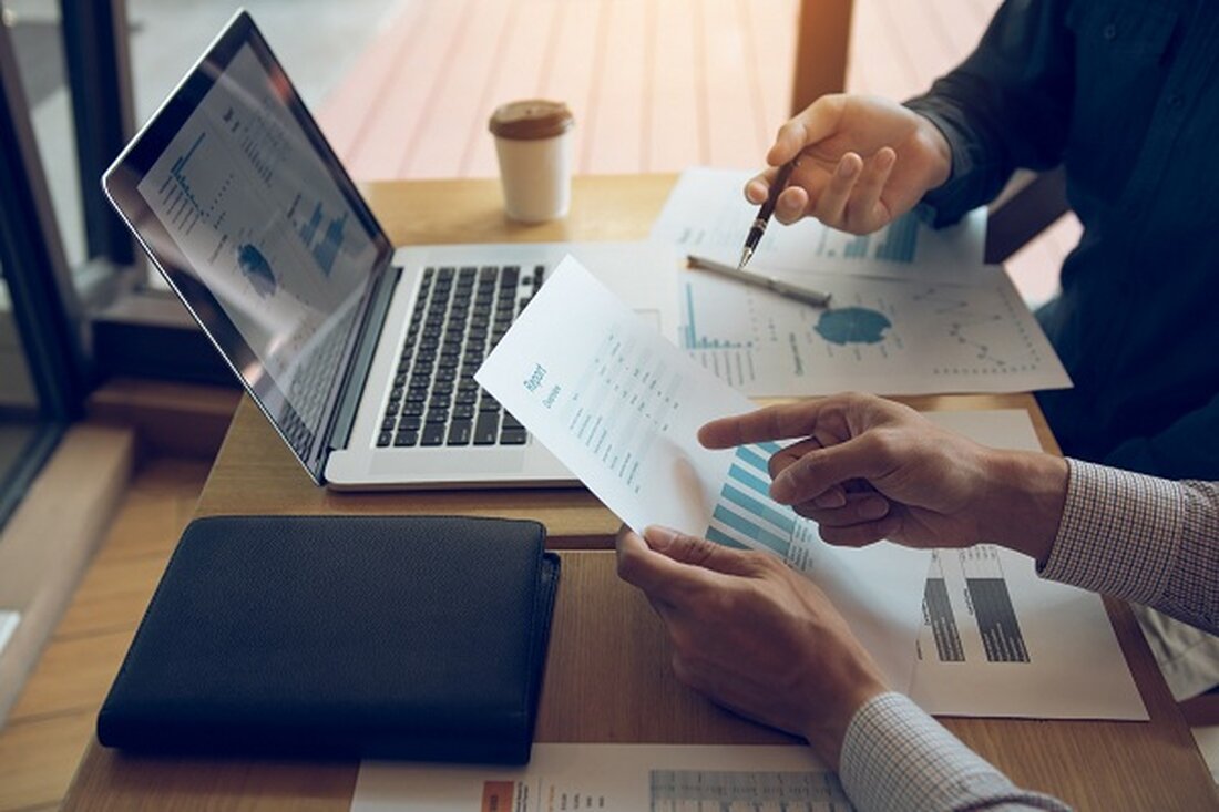 Der Bericht von Bitget zeigt einen 250-prozentigen Anstieg des Depotvermögens, der auf die Erwartung von BTC-ETFs zurückzuführen ist. Die institutionelle Akzeptanz fördert das Wachstum, da das Interesse an Bitcoin- und Ethereum-ETFs steigt. Die kurzfristige Aufbewahrung dominiert, wobei 77 % der Depots für kurzfristige Zwecke genutzt werden. Bitget, ein bekanntes Kryptowährungsbörsen- und Web3-Unternehmen, hat einen Bericht veröffentlicht, der einen bemerkenswerten Anstieg der Vermögenswerte auf Depotkonten Dritter aufdeckt. Der Bericht zeigt einen atemberaubenden Anstieg der verwahrten Vermögenswerte um 250 % innerhalb der letzten vier Monate. Dieser Anstieg ist eng mit der Erwartung und eventuellen Genehmigung des BTC-ETF verbunden und signalisiert einen entscheidenden …