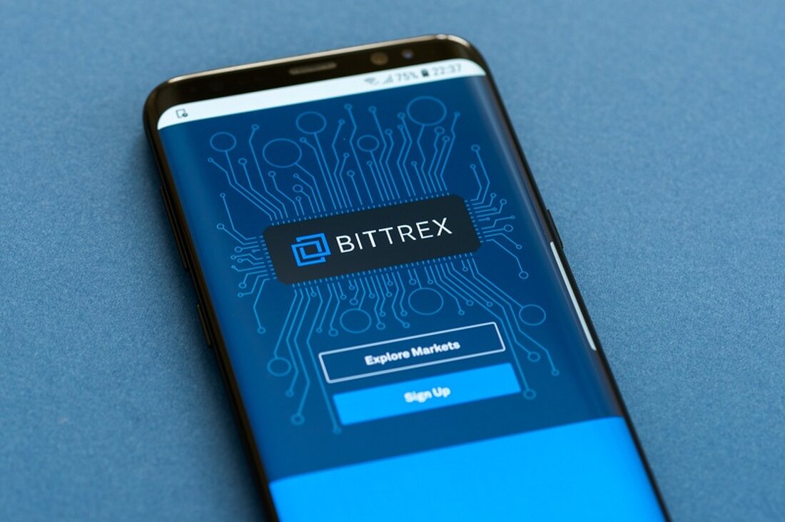 Bittrex hat etwas mehr als einen Monat nach der Klageerhebung der SEC Insolvenz angemeldet. Die Börse hat Verbindlichkeiten und Vermögenswerte in Höhe von insgesamt 1 Milliarde US-Dollar pro Stück gelistet. Die Entwicklung erfolgt Tage, nachdem Bittrex US seine Benutzer aufgefordert hat, Geld abzuheben. Die Kryptowährungsbörse Bittrex hat in den USA offiziell Insolvenzschutz nach Chapter 11 beantragt. Der Insolvenzantrag kommt kaum einen Monat, nachdem die US-Börsenaufsichtsbehörde (SEC) Bittrex angeklagt hat, wiederholt gegen die Sicherheitsvorschriften des Landes verstoßen zu haben. In dem Insolvenzantrag, der am 8. Mai beim United States Bankruptcy Court for the District of Delaware eingereicht wurde, berichtete Bittrex, dass &hellip;