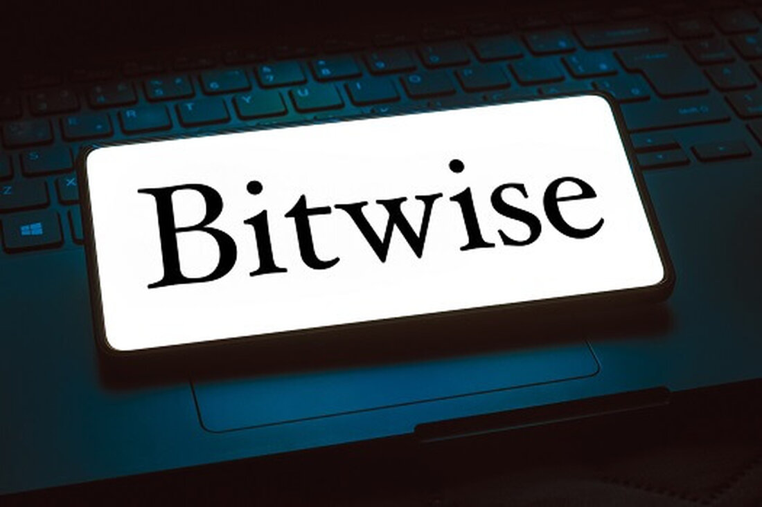 Bitwise beantragt einen Solana-ETF, während SOL sich seinem Allzeithoch von 259 US-Dollar nähert. Der Optimismus wächst mit der Wahl Trumps und dem Rücktritt des SEC-Vorsitzenden Gary Gensler. Konkurrierende Unternehmen wie VanEck und 21Shares bemühen sich ebenfalls um die Zulassung von Solana-ETFs. Der Krypto-Vermögensverwalter Bitwise hat einen bedeutenden Schritt zur Erweiterung seines Angebots an börsengehandelten Fonds (ETF) unternommen, indem er in Delaware einen Solana (SOL) ETF beantragt hat. Die Einreichung, bestätigt von Bitwise-CEO Hunter Horsleykommt zu einer Zeit wachsenden Optimismus auf dem Kryptomarkt, der durch die jüngsten politischen Entwicklungen und einen Wiederanstieg des Solana-Preises angeheizt wird. Im Falle einer Genehmigung bietet …