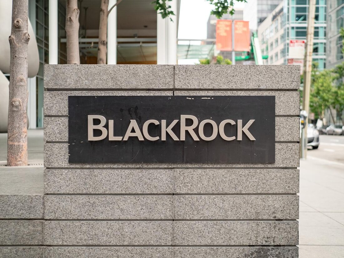Nach der Einführung von Optionskontrakten auf BlackRocks IBIT erreichte Bitcoin einen Rekordwert von über 94.000 US-Dollar 289.000 Kontrakte waren Calls und 65.000 Puts, was bedeutet, dass die Anleger einem Anstieg des Bitcoin-Preises optimistisch gegenüberstanden Joe Constori sagte, der Markt sei optimistisch, dass der Preis von Bitcoin bis Ende 2024 100.000 US-Dollar erreichen werde Optionskontrakte auf den iShares Bitcoin Trust (IBIT) von BlackRock verzeichneten ein „unerhörtes“ fiktives Risikoniveau und trugen dazu bei, dass Bitcoin einen Rekordwert von über 94.000 US-Dollar erreichte. Nehmen zu XBloomberg ETF-Analyst James Seyffart, sagte: „Die endgültige Bilanz des ersten Optionstages von $IBIT beläuft sich auf knapp 1,9 …