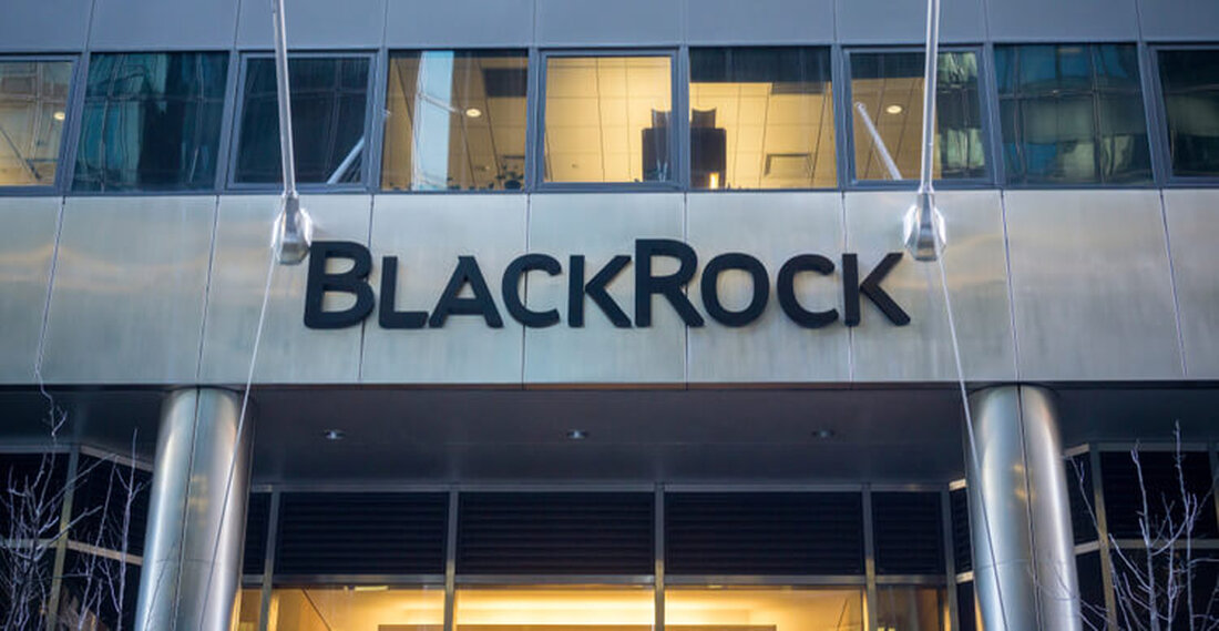 BlackRocks IBIT hat Grayscales GBTC in Bitcoin-ETF-Bestände umgedreht. Die IBIT-Bestände sind auf 288.670 BTC gestiegen, verglichen mit 287.450 bei GBTC. Eine der wichtigsten Bitcoin-Schlagzeilen heute ist, dass der iShares Bitcoin Trust (IBIT) von BlackRock zum größten Bitcoin-Börsenfonds (ETF) der Welt geworden ist und den Bitcoin Trust (GBTC) von Grayscale überholt hat. Am 28. Mai erreichten die Zuflüsse in IBIT 103 Millionen US-Dollar, während GBTC Abflüsse von 105 Millionen US-Dollar verzeichnete. Insgesamt verzeichnete der Spot-Bitcoin-ETF-Markt am 28. Mai den elften Handelstag in Folge Nettozuflüsse von insgesamt über 45 Millionen US-Dollar. IBIT überholt GBTC als größter Bitcoin-ETF Während der Spot-BTC-ETF von Grayscale …