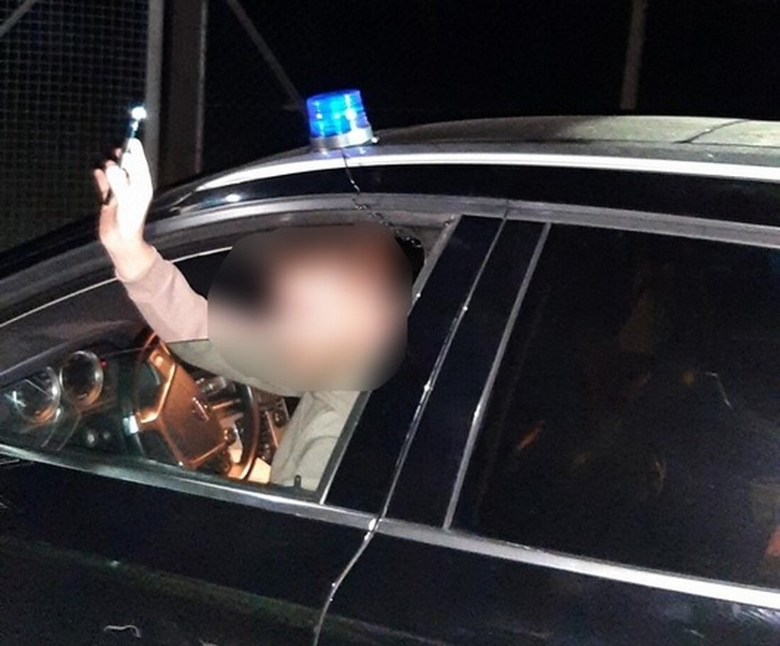 Bundespolizisten in Stedesand kontrollieren ziviles Fahrzeug mit Blaulicht; Fahrer betrunken, Führerschein beschlagnahmt.