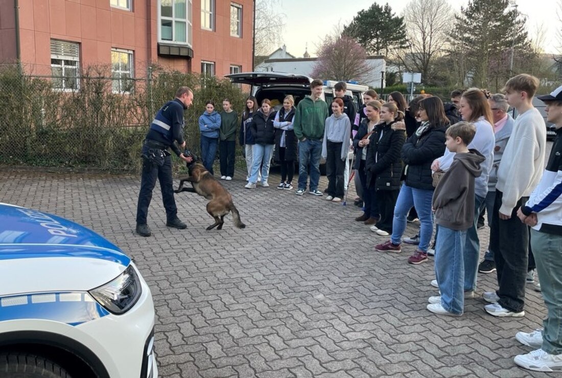 Am 28.03.2025 fand der "Blaulichtabend" der Polizeiinspektion Rockenhausen statt, um junge Menschen für den Polizeiberuf zu begeistern.