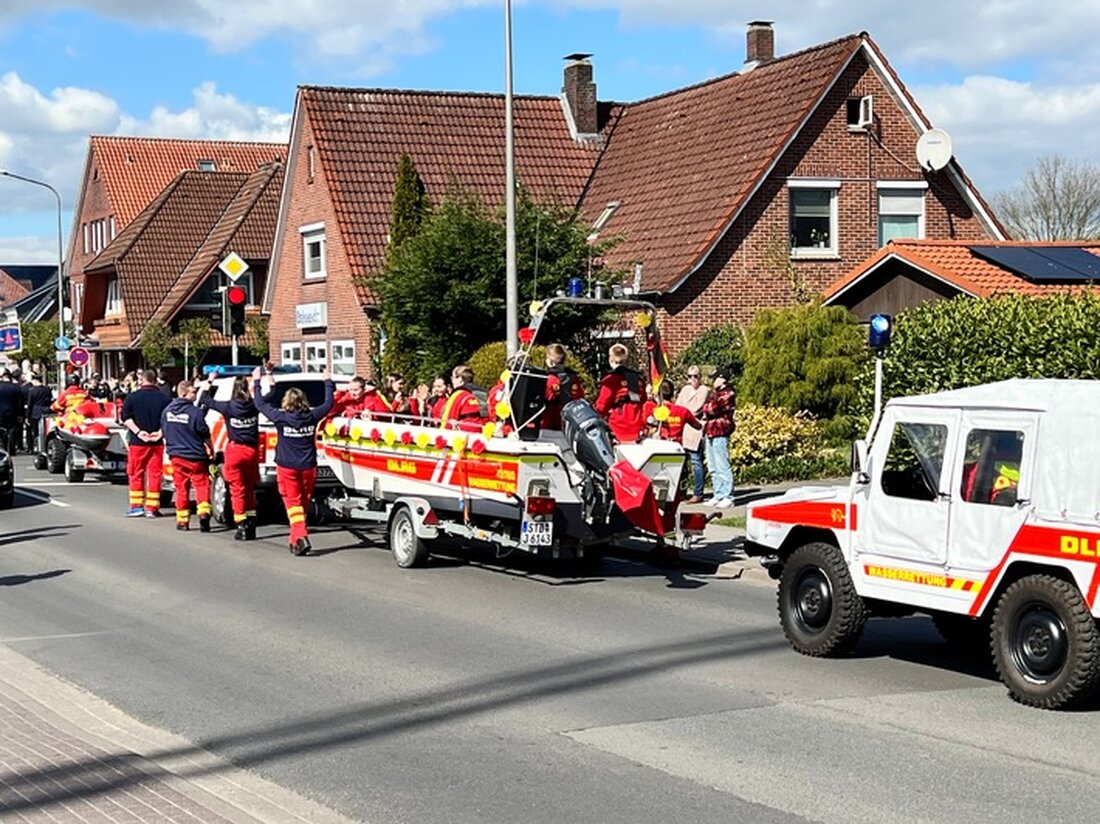 Beim 20. Blütenfest in Drochtersen informierten Polizei und Hilfsorganisationen an der gut besuchten Blaulichtmeile über ihre Arbeit.