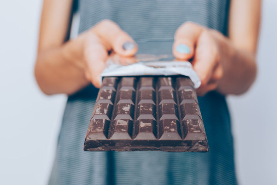 Wenn es um Schokolade geht, gehen die meisten von uns auf Nummer sicher und entscheiden sich für die dunkle Sorte. Es ist bekannt, dass es weniger Zucker enthält und voller Antioxidantien ist, also warum sollten Sie nicht danach greifen? Leider hat eine kürzlich von Consumer Reports durchgeführte Untersuchung ergeben, dass dunkle Schokolade potenziell gesundheitsgefährdende Mengen an Blei und Cadmium enthalten kann. Bevor Sie also nach dieser Tafel dunkler Schokolade greifen, ist es vielleicht ratsam, einen genaueren Blick auf den Inhalt zu werfen. Was hat die Studie herausgefunden? Consumer Reports hat kürzlich 50 verschiedene Sorten dunkler Schokolade getestet und dabei nach …