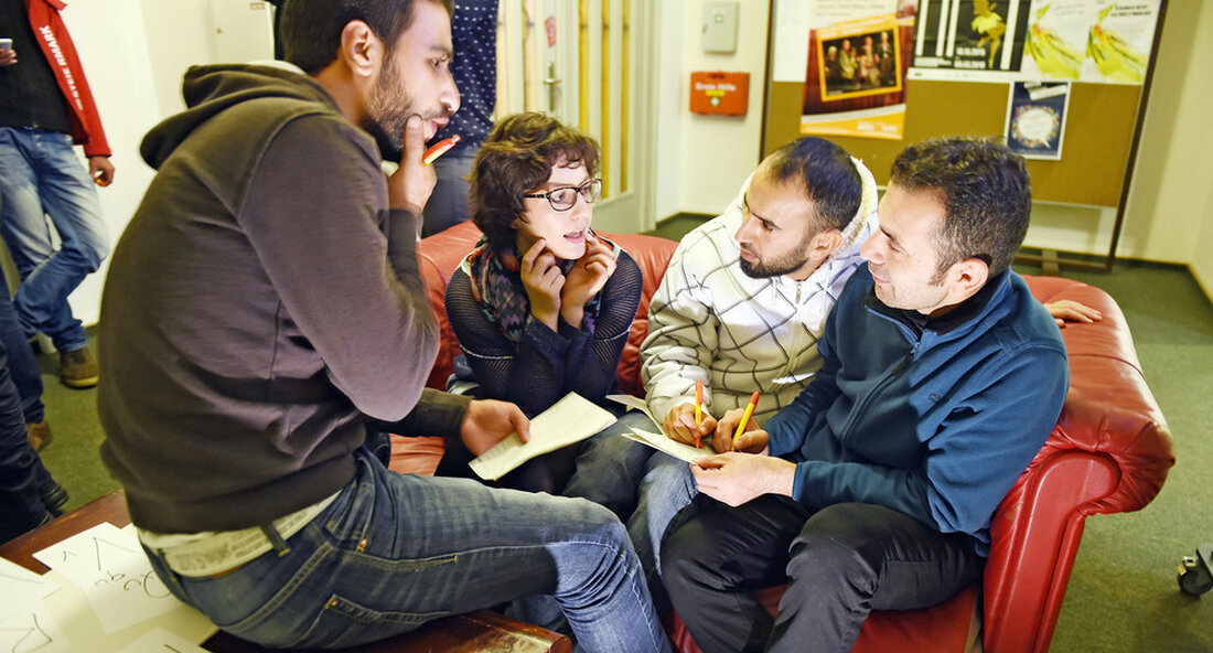 Durch den Erlass konkreter, landeseigener Anwendungshinweise haben wir eine bessere Bleibeperspektive für gut integrierte, aber ausreisepflichtige Ausländerinnen und Ausländer geschaffen. Baden-Württemberg schafft durch den Erlass konkreter, landeseigener Anwendungshinweise eine bessere Bleibeperspektive für gut integrierte, aber ausreisepflichtige Ausländerinnen und Ausländer im Land. Dies teilte Staatssekretär für Migration Siegfried Lorek am Samstag,13. August 2022 mit, nachdem der entsprechende Erlass den Ausländerbehörden des Landes bekannt gemacht worden war. Durch die Anwendungshinweise, die von den Ausländerbehörden bei der Gesetzesanwendung zu berücksichtigen sind, werden gesetzliche Spielräume bei der Anwendung des Aufenthaltsgesetzes landeseinheitlich zugunsten eines Bleiberechts gut integrierter Flüchtlinge genutzt. Staatssekretär für Migration Siegfried Lorek sagte: „Wer arbeitet …