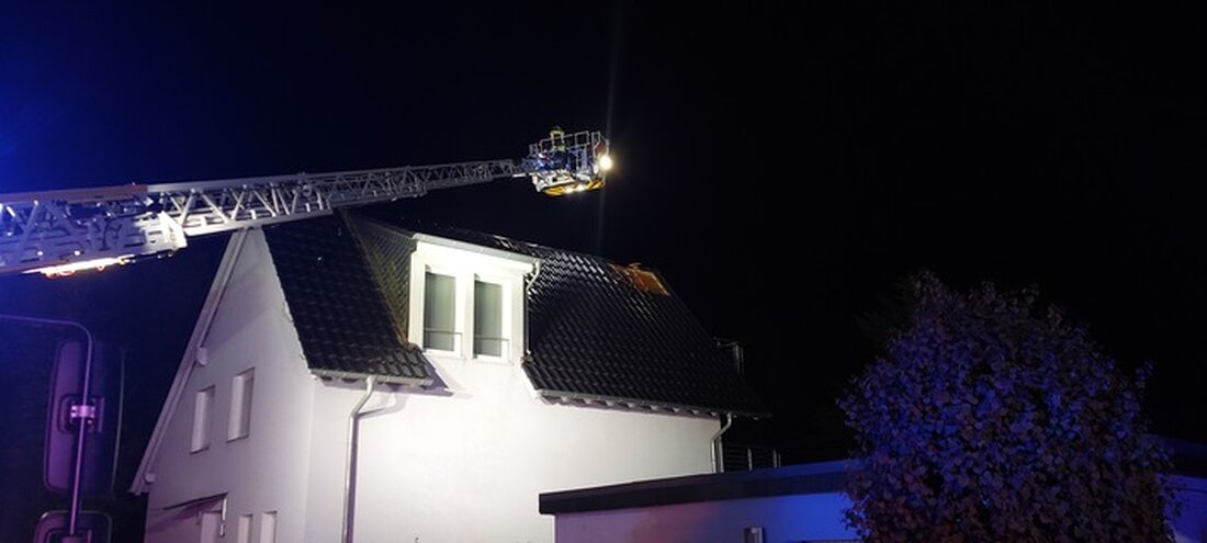 Feuerwehr Schwelm rückte nach Blitzeinschlag am 22. April in Boellingweg aus. Keine Gefahr, Brandgeruch kontrolliert.