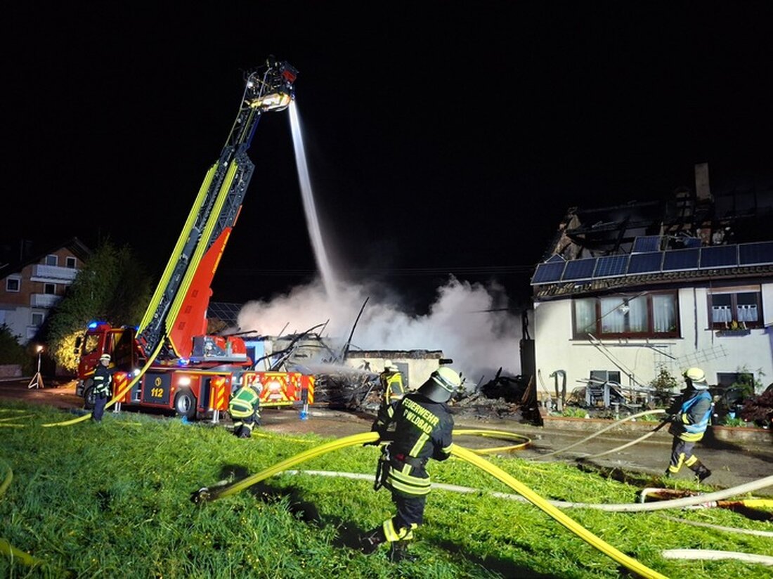 Blitzschlag verursacht Großbrand in Bad Wildbad: Wohnhaus und Stallungen zerstört, sechs Pferde gerettet, Wasserversorgung zusammengebrochen.
