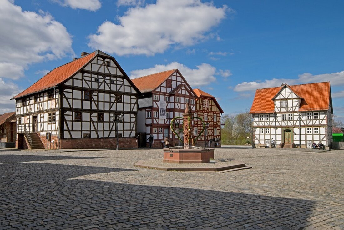 Erleben Sie die Wiedereröffnung des Blütenbrunnens auf dem Letteplatz! Nach umfassenden Renovierungsarbeiten sprudelt die Bronzeskulptur jetzt täglich von 10 bis 18 Uhr. Erfahren Sie mehr über die Rückkehr dieses kunstvollen Wasserspiels und seine Bedeutung für die Platzgestaltung.