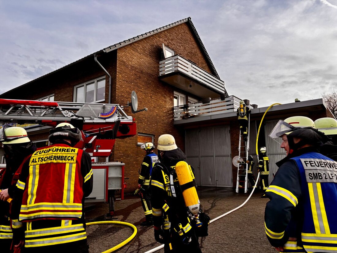 Feuerwehr Schermbeck rückte am Vormittag zu einem Zimmerbrand in Marellenkämpe aus. Brandursache: Blumenkasten auf Balkon.