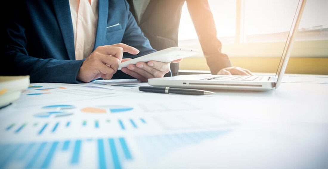 28 % der jungen vermögenden Anleger konzentrieren sich auf Krypto-Investitionen Eine vorsichtige Denkweise dominiert die Portfolioauswahl junger Anleger 76 % der jungen Anleger stehen traditionellen Anlagen weiterhin skeptisch gegenüber Laut einem Bericht der Bank of America (BoA) halten junge Anleger mehr Krypto-Investitionen als traditionelle Aktien. In seinem 2024-Studie über wohlhabende AmerikanerDie Bank erhielt Antworten von über 1.000 Befragten mit einem investierbaren Vermögen von mindestens 3 Millionen US-Dollar und einem Mindestalter von 21 Jahren. Die Umfrage ergab, dass Krypto und digitale Vermögenswerte bei jüngeren Anlegern – hauptsächlich der Generation Z und Millennials – eine wichtige Rolle bei der Neugestaltung der Art …