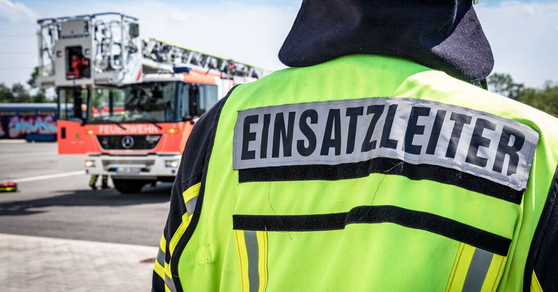 Bombe auf Baustelle an der Polizeidirektion Dimitroffstraße (Zentrum-Süd) gefunden Auf der Baustelle gegenüber der Polizeidirektion Dimitroffstraße Nähe Wilhelm-Leuschner-Platz ist heute (22.09.2022) um 10:38 Uhr bei Baggerarbeiten eine Weltkriegsbombe gefunden worden. © Stadt Leipzig / Branddirektion Ersten Einschätzungen durch den Kampfmittelbeseitigungsdienst zufolge handelt es sich um eine 75-Kilo-Sprengbombe. Die Branddirektion und der Kampfmittelbeseitigungsdienst des Landeskriminalamtes sind vor Ort. Die Entscheidung, ob ein Sperrkreis eingerichtet wird, wird am Nachmittag getroffen.