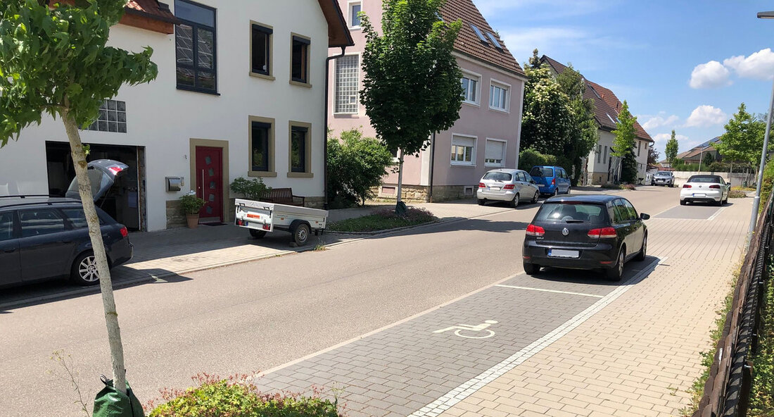 Die Sanierung des Ortskerns Bonfeld in Bad Rappenau wurde erfolgreich abgeschlossen und hat zu einer deutlichen Verbesserung der Wohn- und Lebensqualität geführt. Mit einer Förderung von rund 2,39 Millionen Euro durch das Ministerium für Landesentwicklung und Wohnen wurden zahlreiche Maßnahmen umgesetzt, die den Ortskern aufgewertet haben. Durch die städtebauliche Erneuerung wurden nicht nur private Gebäude modernisiert, Leerstände aktiviert und Wohnungen geschaffen, sondern auch die Verkehrssituation verbessert. Die Ausbau der Ortsstraßen und die verkehrsberuhigten Wohnstraßen tragen dazu bei, dass Fußgänger und Radfahrer sicherer unterwegs sind. Zudem wurden neue öffentliche Einrichtungen wie ein öffentlicher Spielplatz für Kinder und modernisierte Kindergärten geschaffen, die &hellip;