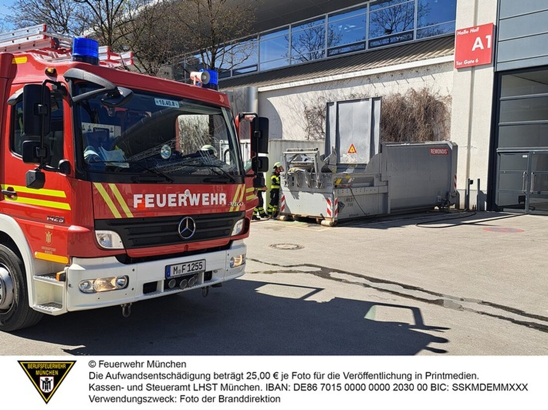 Am 12. April 2025 wurde die Feuerwehr München zu einem Brand einer Müllpresse auf dem Messegelände der BAUMA alarmiert. Dank schneller Maßnahmen bestand für die Besucher keine Gefahr.