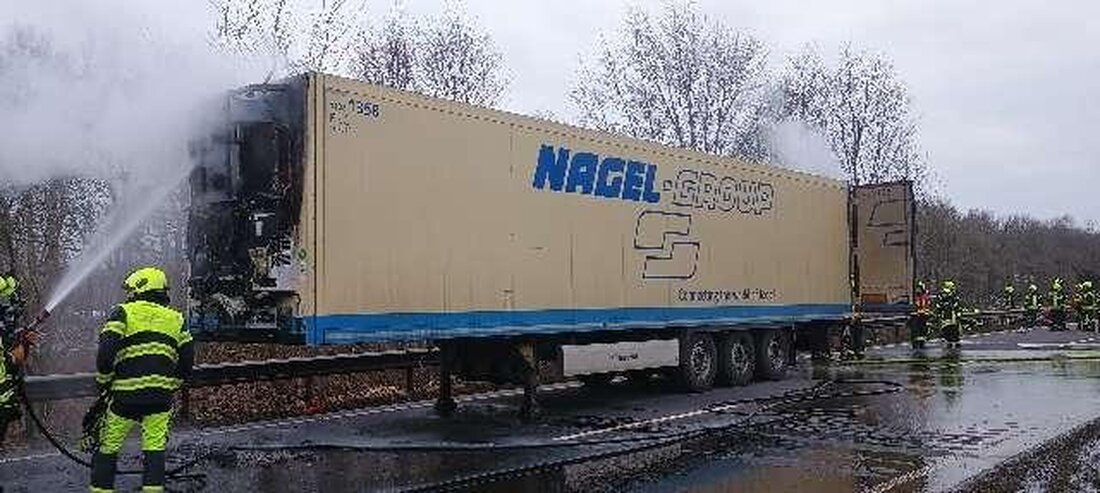 Ein Sattelzuganhänger brannte am 14.02.2025 auf der B 401. Feuerwehr und Polizei waren schnell vor Ort. Sachschaden unklar.