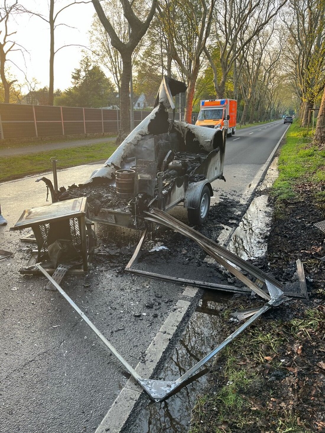 Ein brennender Anhänger verursachte am 13. April in Mönchengladbach auf der Hubertusstraße erhebliche Sachschäden am Fahrbahnbelag.