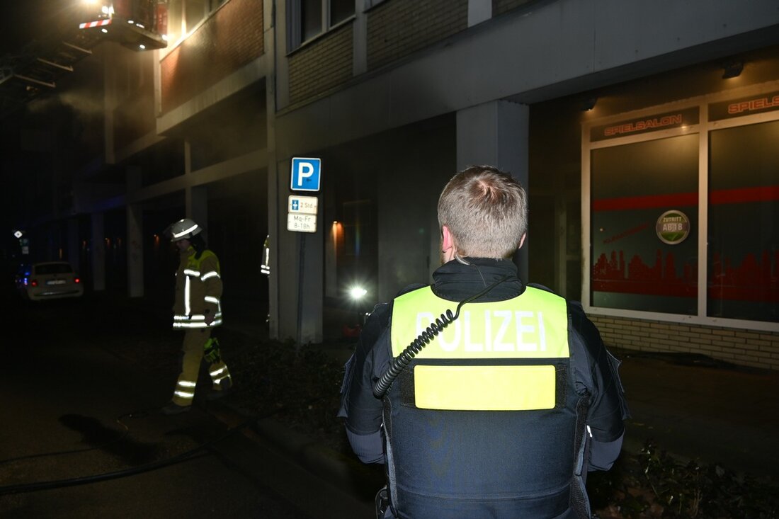 In Stade wurde ein Brand im Eingangsbereich eines Wohn- und Geschäftshauses schnell gelöscht. Feuerwehr und Polizei evakuierten mehrere Personen. Ermittlungen zur Brandursache laufen.