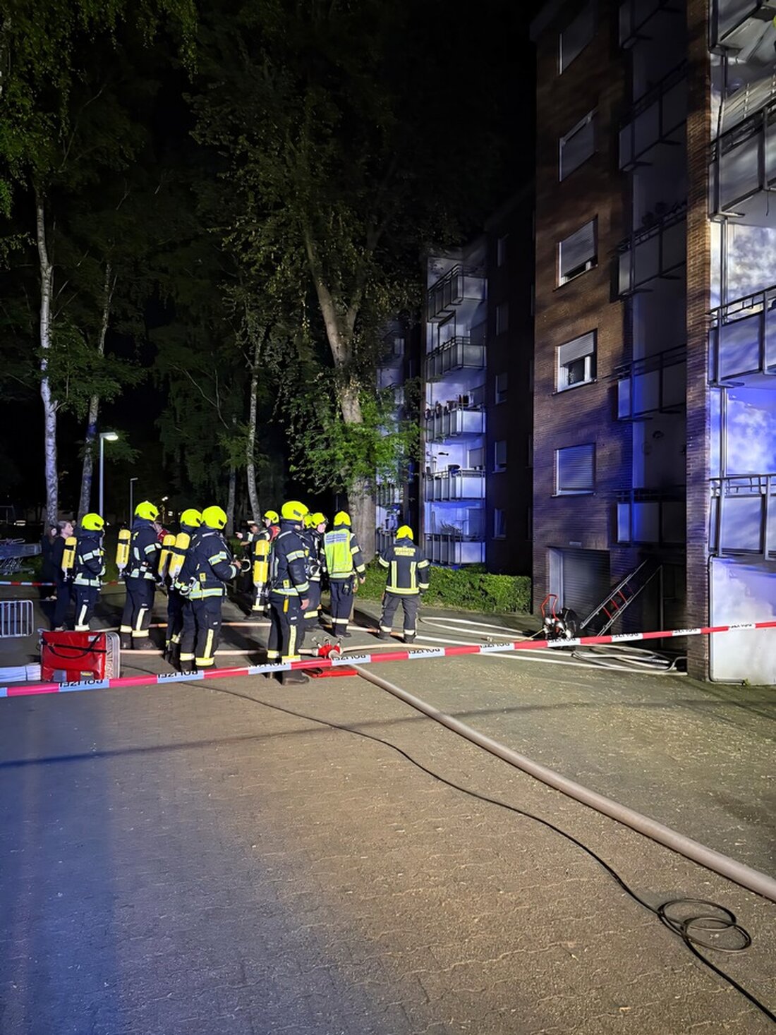 Feuerwehr Bergheim löscht in der Nacht ein Feuer in einer Tiefgarage. Mehrere PKW betroffen, niemand verletzt.