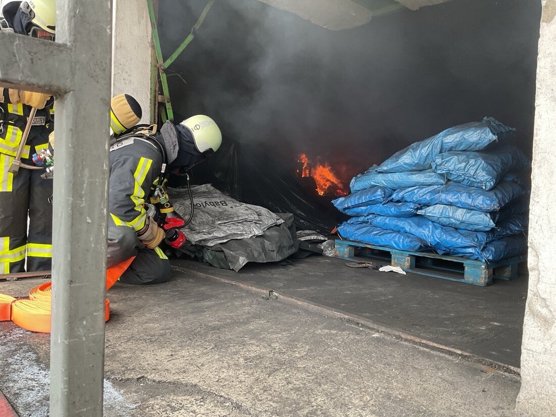 Am Nachmittag meldete die Feuerwehr Bochum einen Brand in einer Lagerhalle. Glücklicherweise blieb es glimpflich, ohne Personenschaden.