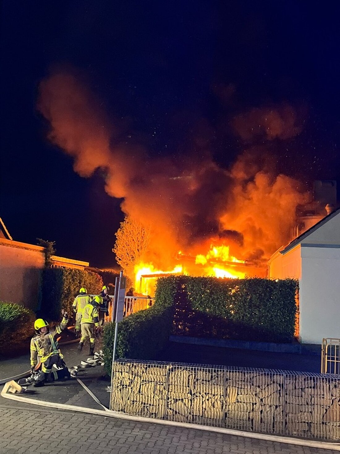 Brand in Werl-Büderich: Ein Carport und mehrere Fahrzeuge wurden zerstört. Feuerwehr löschte das Feuer rechtzeitig. Ermittlungen laufen.