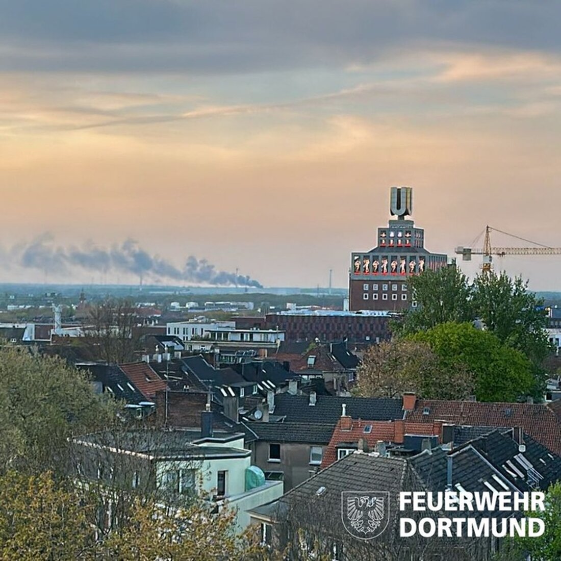 Feuerwehr Dortmund bekämpfte einen Lagerhallenbrand in einer ehemaligen Ziegelei. Starke Rauchentwicklung war von weitem sichtbar.