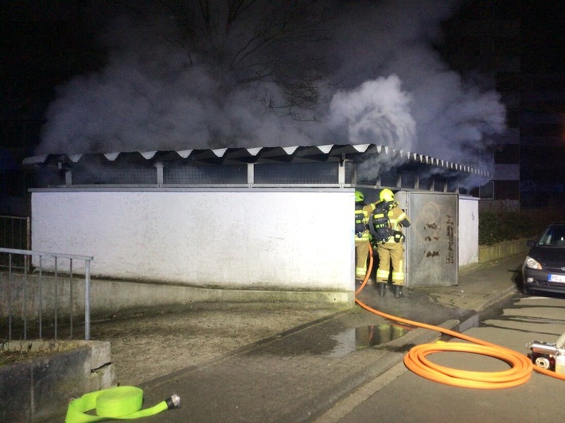 In Paderborn brannte ein Mülltonnenlager am Wilhelmsberg, was einen Einsatz der Feuerwehr erforderte. Ursache unklar.