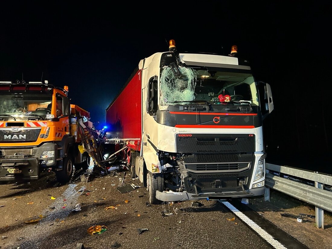Auf der BAB 6 brannte ein Sattelzug nach Reifenplatzer. Ein weiterer LKW crashte ins Stauende, glücklicherweise ohne Verletzte.
