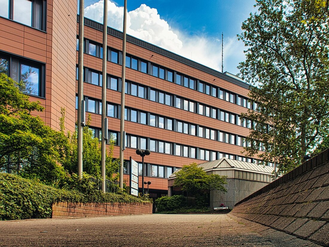 Die Bürgermeisterin des Berliner Bezirks Reinickendorf, Emine Demirbüken-Wegner, hat den Brandanschlag auf mindestens 16 Amazon-Transporter im Bezirk scharf verurteilt. Der feige und rücksichtslose Angriff richtete sich nicht nur gegen das betroffene Unternehmen, sondern auch gegen die Gemeinschaft als Ganzes. Solche Gewaltakte gegen lokale Unternehmen und diejenigen, die hart arbeiten, um ihren Lebensunterhalt zu verdienen, sind inakzeptabel und werden nicht toleriert, betonte die Bürgermeisterin. Ihr Mitgefühl gilt den Mitarbeitern und Kunden, die von diesem Vorfall betroffen sind. Das Bezirksamt steht bereit, den betroffenen Unternehmen in dieser schwierigen Zeit beizustehen. Zudem dankte Demirbüken-Wegner der Feuerwehr für ihre schnelle Reaktion und fortlaufende Unterstützung. …