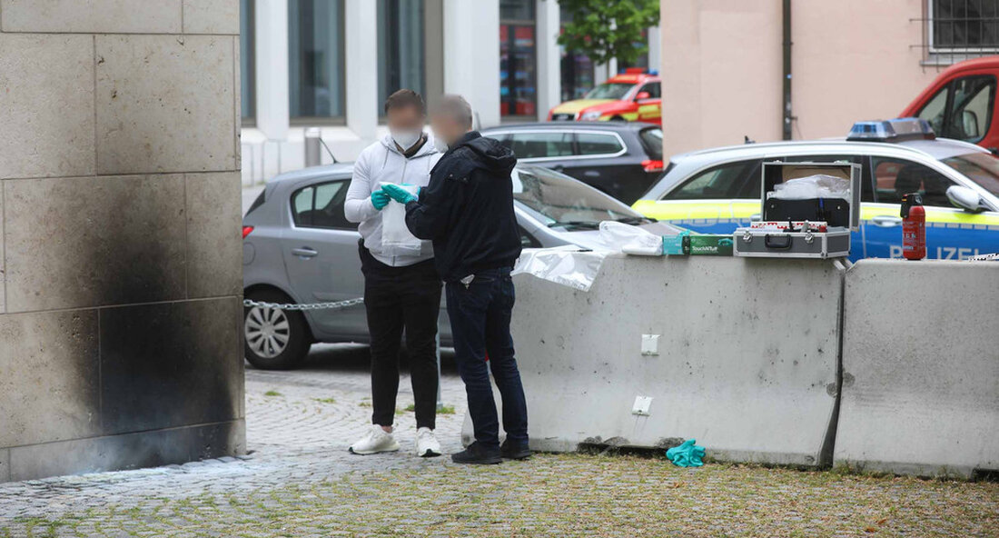 Ministerpräsident Winfried Kretschmann und Innenminister Thomas Strobl haben den Brandanschlag auf die Ulmer Synagoge verurteilt. Der Angriff zeige das heimtückische Gesicht des Antisemitismus, dem klar begegnet werde, sagte Kretschmann. „Ich verurteile den abscheulichen Angriff auf die Ulmer Synagoge aufs Schärfste. Es zeigt das heimtückische Gesicht des Antisemitismus, dem wir klar entgegentreten. Wir stehen zu den jüdischen Gemeinden, nach den Anschlägen in Halle haben wir bereits die Sicherheitsmaßnahmen im Land verstärkt. Ich wurde von Innenminister Thomas Strobl informiert und danke der Polizei für die schnelle Reaktion“, sagte Ministerpräsident Winfried Kretschmann am Samstag, 5. Juni 2021, in Stuttgart. Antisemitismus klar bekämpfen Innenminister …
