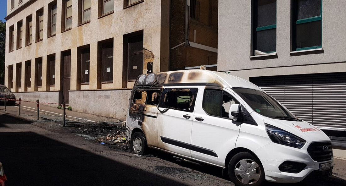 Innenminister Thomas Strobl hat den Brandanschlag auf das türkische Generalkonsulat in Stuttgart auf das Schärfste verurteilt. zum angeblichen Brandanschlag auf das türkische Generalkonsulat in Stuttgart, sagte der stellvertretende Ministerpräsident und Innenminister Thomas Strobel: „Der gefährliche Brandanschlag auf einen Personenwagen des Türkisches Generalkonsulat – direkt vor dem Generalkonsulat – verurteile ich auf das Schärfste. Ich hatte heute ein gutes Gespräch mit dem türkischen Generalkonsul, Herrn Mehmet Erkan Öner, dem ich versicherte, dass die Ermittlungen des Polizeipräsidium Stuttgart mit Hochdruck laufen. Das auch Landeskriminalamt ist an.“ Polizeipräsidium Stuttgart: Staatsanwaltschaft und Polizei Stuttgart verkünden: Fahrzeugbrand – Zeugen gesucht Inspiriert von Landesregierung BW